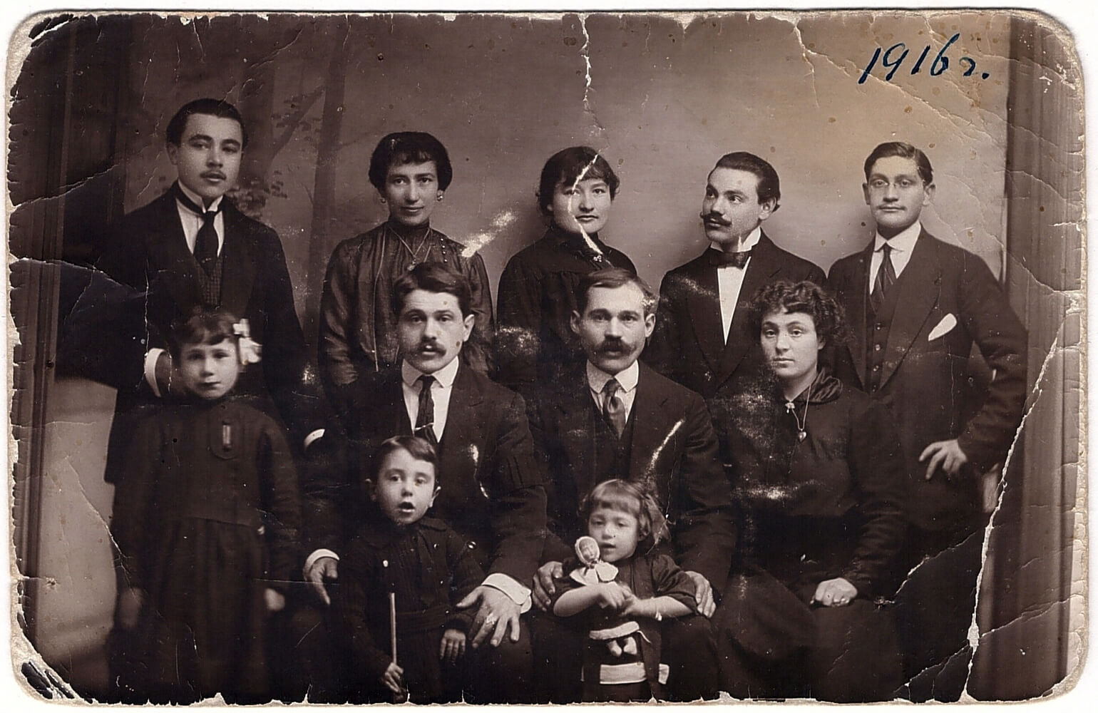 Второй справа в верхнем ряду — Григорий Жук